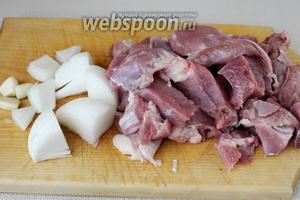 Мясо и половину луковицы подготовить для измельчения в кухонном комбайне: промыть, обсушить, крупно порезать, добавить пару зубчиков чеснока.