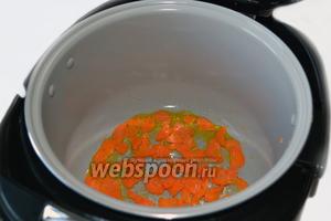 Наливаем на дно чаши немного подсолнечного масла, кладём тонко нарезанную пластинками морковь, ставим программу «Жарка». По умолчанию включается 160 ºC на 30 минут, но мы отключим программу раньше, когда морковка зарумянится. Морковку жарим при открытой крышке, помешивая.