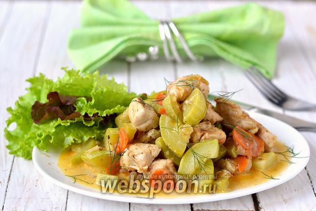 Фото Курица тушёная с кабачками в мультиварке