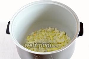 Лук порезать кубиками. Поместить лук и подсолнечное масло в чашу мультиварки (у меня мультиварка Поларис) Включить режим «Жарка». Жарить 3-4 минуты, помешивая.