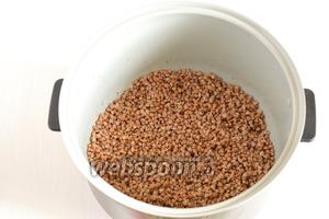 Гречневую крупу залить водой. Готовить в чаше мультиварки (у меня мультиварка Поларис) в режиме «крупа» до сигнала мультиварки.