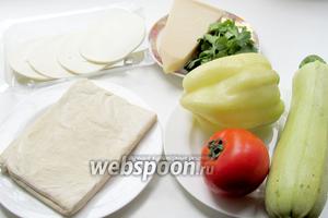 Для приготовления овощного пирога на слоёном тесте нам понадобятся такие продукты: тесто слоёное пресное, кабачок или баклажан, помидоры, перец, сыр Пармезан, зелень, перец чёрный, прованские травы.