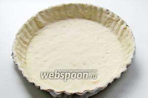Слоёное тесто очень тонко раскатать и выложить по размеру вашей формы. Прижать бортики. Для более легкого извлечения пирога, дно формы необходимо предварительно выстлать пергаментом.