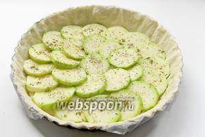 Поверх сыра уложить ломтики кабачка. Посыпать прованскими травами, чёрным перцем, немного посолить.