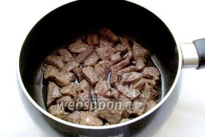 Готовим подливу — важу. Мясо нарезать мелкими кусочками и обжарить на хорошо разогретом масле. Считается, что в лагман необходимо добавить мясо на косточках. Я обычно так и делаю, но сегодня я готовила небольшое количество лагмана, то косточки добавлять не стала, а вы имейте это ввиду.