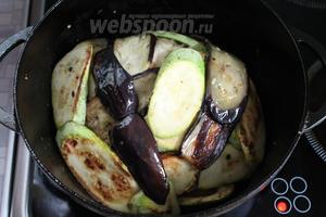 И сверху обложить его оставшимися овощами, залить маринадом, наполовину разбавленным водой. Накрыть крышкой и поставить в нагретую духовку на 1,5 часа.