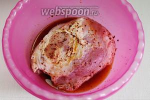 Мясо промыть и замариновать в смеси яблочного уксуса, соевого соуса, пряностей, растертой с солью четвертинки помидора.