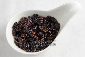 Горсть тёмного изюма промыть, засыпать цедрой апельсина (можно добавить любимые специи) и залить белым сухим вином. Оставить настояться.