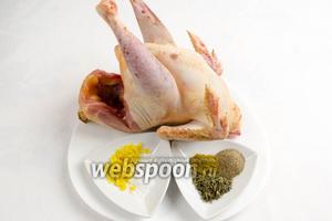Нагреть духовку до 180 °C. Подготовить заранее тушку курицы и приправы для соуса-намазки тушки.
