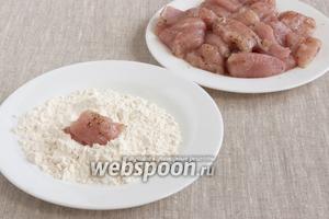 Пока отваривается и остывает картофель приготовить мясо. Филе промыть, нарезать крупными кусочками, посолить, поперчить.