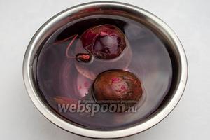 Готовую свёклу вынуть из кастрюли и опустить в миску с холодной водой (таким образом свёклу легко будет очистить от кожуры).