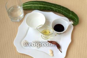 Для приготовления закуски нам понадобится длинный огурец, но можно использовать и меньше, сахар, соль, чеснок, перец чили, уксус (в идеале рисовый), соевый соус, кунжутное масло, вода.