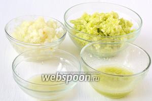 Измельчить лук и кабачок с помощью кухонного комбайна (насадка- металлический нож), хорошо отжать сок.