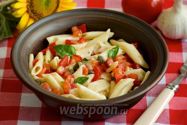 Фото Пенне с помидорами и каперсами