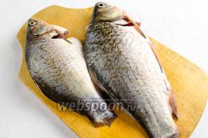 Карасей (2 штучки), на 300-500 грамм, почистить, вытащить жабры, распотрошить. Вымыть, обсушить бумажным полотенцем.