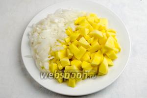 Тем временем нарезать кубиками оставшуюся половину луковицы. Почистить, помыть и нарезать кубиками картофель (3 шт.).