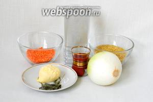 Для приготовления супа невесты возьмём воду, булгур, чечевицу красную, лук, томатную пасту, масло сливочное, сухую мяту, соль, перец, паприку по вкусу.