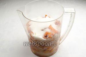 Выложить мякоть абрикос в посуду, слоями, поочередно засыпая каждый слой сахаром (использовать половину порции). Затянуть посуду плёнкой. Поставить в холодильник на 12 часов.