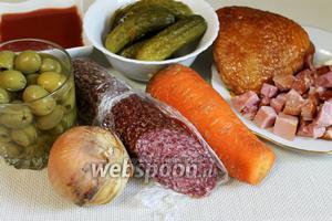 Для приготовления солянки в микроволновой печи нужно взять копчёности, маринованные огурцы, томатный сок, морковь, лук, оливки, сливочное масло, чеснок, зелень, специи, кипяток.