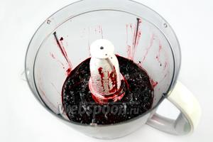 Помещаем ягоды черники в комбайн или блендер с пластмассовой насадкой, перетираем их до состояния пюре.