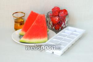 Для приготовления ледового коктейля возьмём мякоть арбуза, замороженую клубнику, мёд по вкусу, лёд.