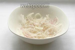 Лук нарезать тонкими полукольцами, залить уксусом и посыпать солью с травами. Оставить промариноваться пока нарезаем другие овощи.
