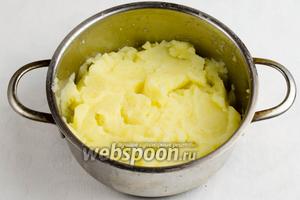 Почистить картофель. Отварить. Пюрировать. Пюре (возьмите для теста 150 г) не должно быть густым. В противном случае нужно добавить тёплого молока.