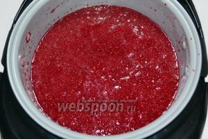 В чашу мультиварки (у меня Polaris) выливаем малиновое пюре, смородиновый сок, кладём сахар, размешиваем силиконовой лопаточкой и включаем режим «Мультиповар» на 20 минут при температуре 160 ºC. Время приблизительное, нам нужно, чтобы масса закипела, заодно снимаем пенку.