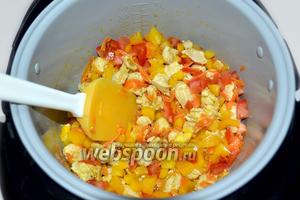 Добавляем к зарумяненной моркови кусочки курицы, помешиваем. Затем мелко нарезаем перец и помидор, пересыпаем в чашу и готовим до их размягчения, после чего отключаем программу «Жарка».