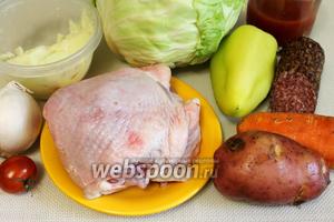 Для приготовления блюда понадобится куриное мясо, сырокопчёная колбаса, топлёное свиное сало, репчатый лук, морковь, сладкий перец, картофель, набор пряностей для овощей, карри, соль.