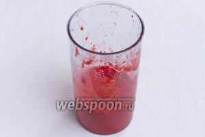 Готовим мусс. Взбиваем 100 грамм клубники, которую варили в сиропе, а также 200 грамм свежей клубники и 1/2 стакана сахара.