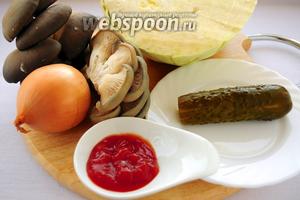 Для приготовления грибной солянки вам потребуются: капуста, грибы, лук, солёный огурец, кетчуп, вода, соль, сахар, растительное масло, лавровый лист и перец горошком.