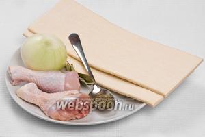 Основные ингредиенты: куриные голени, лук, слоённое дрожжевое тесто, лавровый лист и прованские травы.