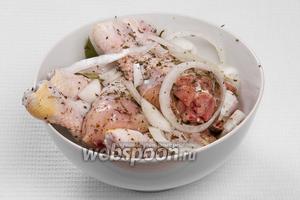 Куриные голени посыпаем прованскими травами, добавляем лук, лавровые листья, перемешиваем и оставляем на 3 часа.