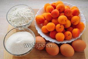 Для приготовления шарлотки с абрикосами вам понадобятся: абрикосы, мука, сахар, яйца, разрыхлитель, ванилин и маргарин для смазывания чаши мультиварки.