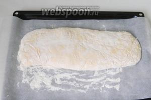 Тесто аккуратно перемещаем на обсыпанный мукой пергамент. Если вы раньше не работали с таким тестом, то шаг № 5 выполняйте сразу на пергаменте, это облегчит задачу.