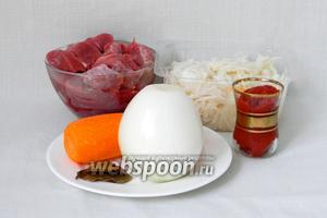 Для приготовления квашеной капусты с мясом возьмём говядину, квашеную капусту, лук, морковь, томатную пасту, лавровый лист, соль и перец по вкусу, подсолнечное масло для жарки.