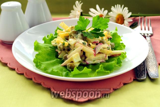 Фото Салат с сыром, редисом и зелёным горошком
