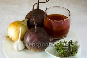 Чтобы приготовить икру, нужно взять свёклу, лук, масло, соль, сахар, чеснок (маленькая головка), томатный сок (или томатную пасту).