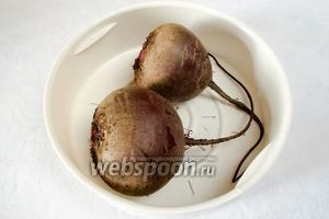 Свёклу вымыть. Выложить подготовленные овощи в кастрюлю мультиварки для приготовления продуктов на пару, (у меня мультиварка Panasonic) налить воду в чашу 3 мультистакана. Поставить чашу в мультиварку, на нее кастрюлю. Закрыть крышку. Включить режим приготовления «Варка на пару». Установить время 30 минут. Включить «Старт».
