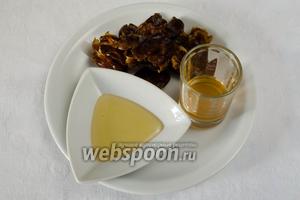 Приготовить заправку: финики очистить от косточек, подготовить винный уксус (можно заменить или добавить сок лимона, по вкусу), воду, жидкий мёд.