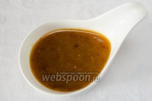 Финики измельчить в блендере, смешать с уксусом, лимонным соком, разбавить водой (количество зависит от густоты массы, финики могут быть очень мягкими), добавить мёд. Перемешать. Заправка готова.