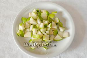 Грушу нарезать кубиками. У меня сочная с нежной кожурой. Если кожура грубая — почистить. Взбрызнуть лимонным соком и отправить к капусте с льдинками в холодильник.