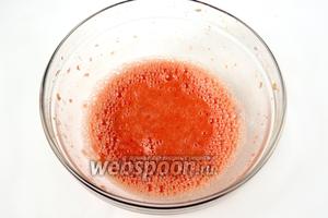 Измельчаем до состояния пюре красные овощи (в данном случае только помидоры), посолив чесночной солью, посыпав перцем и добавив ложку оливкового масла.