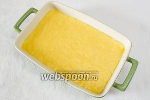 Готовую поленту смешать с мелко натёртым сыром и выложить в судок. Запечь в духовке в течение 15 минут при температуре 180 °C. Остудить.