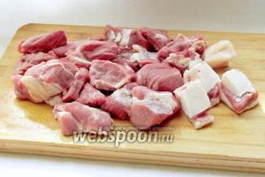 Мясо баранины нарезать кусочками по 3 см. Лучше взять разное мясо, с жирком и постное, на косточке и мякоть, чтобы всем угодить.