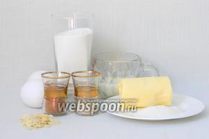 Для приготовления шоколадных бриошей возьмём муку, какао, соль, молоко, дрожжи, сахар, масло, яйца, воду, ванильный экстракт ванили, миндальные лепестки.