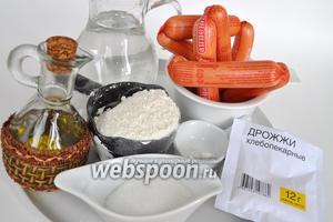 Подготовим необходимые для сосисок в тесте продукты: сосиски, муку, масло, дрожжи, воду, соль.