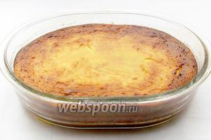 Выпекать 45-50 минут при 170-180°C. Духовку не открывать. Сырник поднимется, а потом немного опадёт. Готовый сырник оставить в выключенной духовке с приоткрытой дверцей. Затем вынуть и полностью остудить.