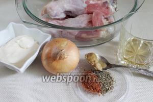 Для приготовления блюда возьмём индюшиные крылья (верхнюю часть), сметану, яблочный уксус, горчицу, репчатый лук, растительное масло, мёд, пряности сухие: смесь перцев, орегано и розмарин.